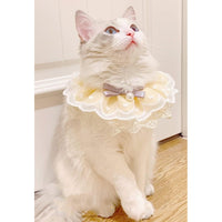 Elegant PetPearl Bib - Stylish lace collar with bowknot and pearl decoration for cats and dogs. Comfortable and durable.