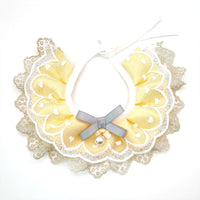 Elegant PetPearl Bib - Stylish lace collar with bowknot and pearl decoration for cats and dogs. Comfortable and durable.